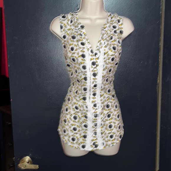 ModCloth BEE and Polka dot sleeveless top! - Picture 4 of 13